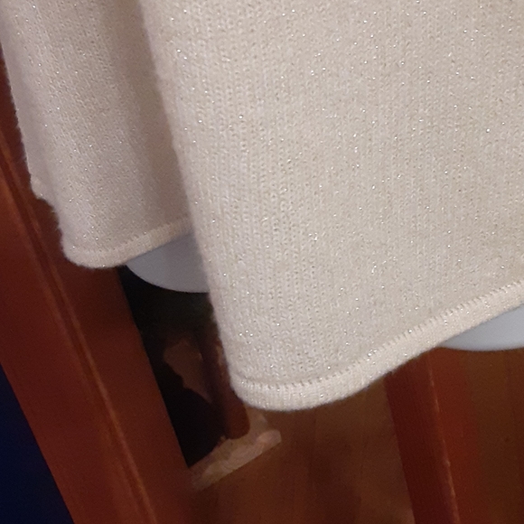 New York & company gold v-neck sweater - Picture 4 of 7